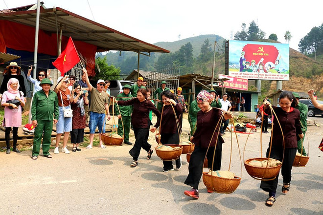 Một hoạt động trải nghiệm cho du khách. (Ảnh: CTV/Vietnam+) COVID-19 được kiểm soát: Du lịch nội địa sẽ sớm bùng nổ trở lại? ảnh 4
