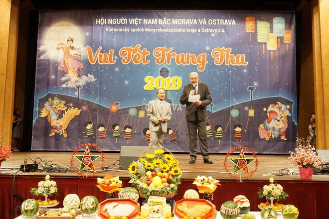 Thủ tướng Séc gửi thư chúc mừng thiếu nhi người Việt dịp Trung Thu ảnh 1