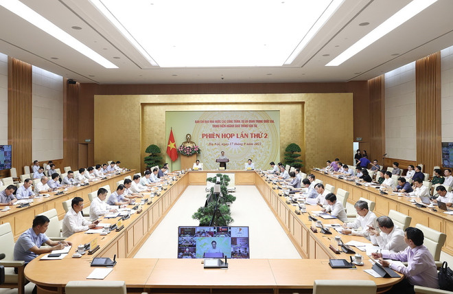 Quang cảnh phiên họp tại điểm cầu Trụ sở Chính phủ. (Ảnh: Dương Giang/TTXVN) Thủ tướng: Chấm dứt tình trạng thông thầu, bán thầu, chia cắt dự án ảnh 2