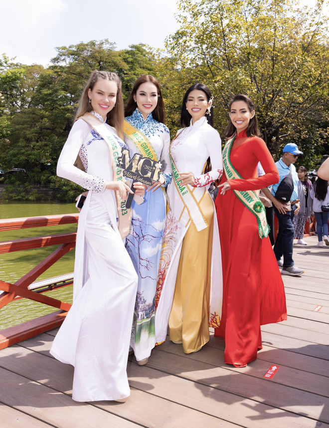 Thí sinh Miss Grand International 2023 mặc áo dài tham quan Hà Nội ảnh 1