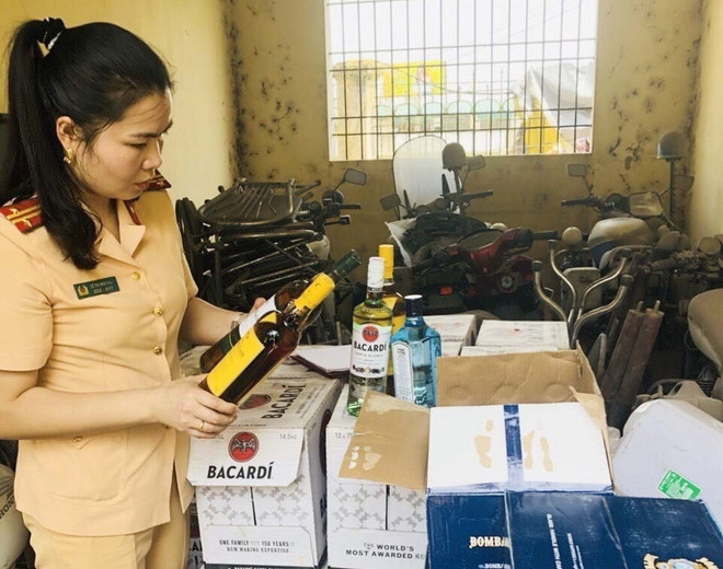 Tạm giữ xe ôtô chở 540 chai rượu ngoại không có giấy tờ hợp lệ ảnh 1