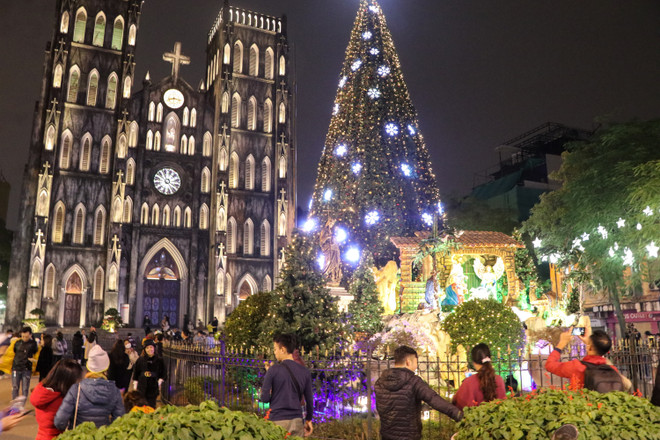 Những điểm 'check-in' đẹp lung linh trong lòng Thủ đô dịp Giáng sinh ảnh 1