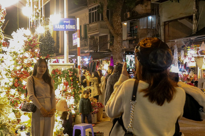 Những điểm 'check-in' đẹp lung linh trong lòng Thủ đô dịp Giáng sinh ảnh 2