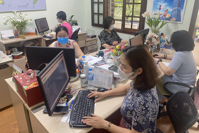 Khẩu trang, nước rửa tay... là những 'bảo bối' giúp bảo vệ sức khỏe tại các cơ quan, nơi làm việc. (Ảnh: Việt Anh/Vietnam+) Người dân Thủ đô lập 'lá chắn thép' trước diễn biến mới của COVID-19 ảnh 1
