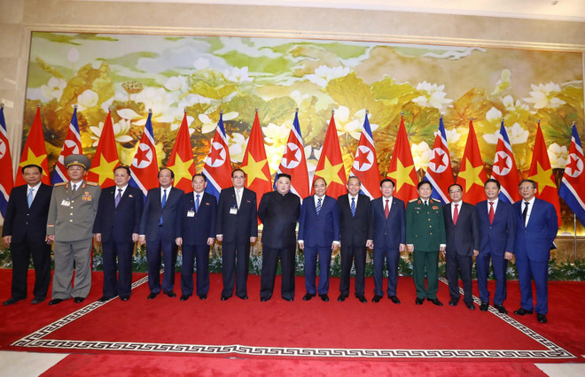 Chủ tịch Triều Tiên Kim Jong-un xúc động khi xem ảnh của TTXVN ảnh 1