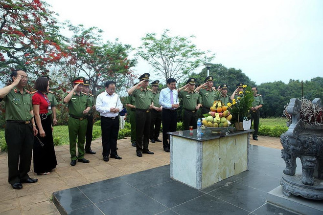 Đoàn công tác thắp hương tưởng nhớ các anh hùng liệt sỹ trên Di tích đồi A1. (Ảnh: Phan Tuấn Anh/TTXVN) Bộ trưởng Công an Tô Lâm: Điện Biên là "địa bàn nóng" về ma túy ảnh 1