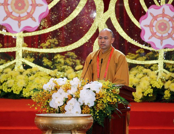 Thượng tọa Thích Đức Thiện đọc Tuyên bố Hà Nam-Vesak 2019. (Ảnh: Nguyễn Dân/TTXVN) Vesak 2019: Minh chứng về đất nước Việt Nam hòa bình, thân thiện ảnh 1