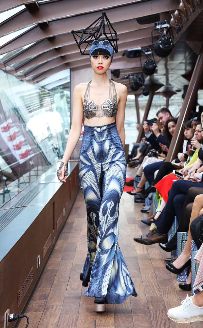 [Photo] Mãn nhãn với show diễn thời trang cao cấp trên sông Seine ảnh 8