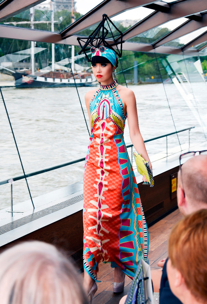 [Photo] Mãn nhãn với show diễn thời trang cao cấp trên sông Seine ảnh 9