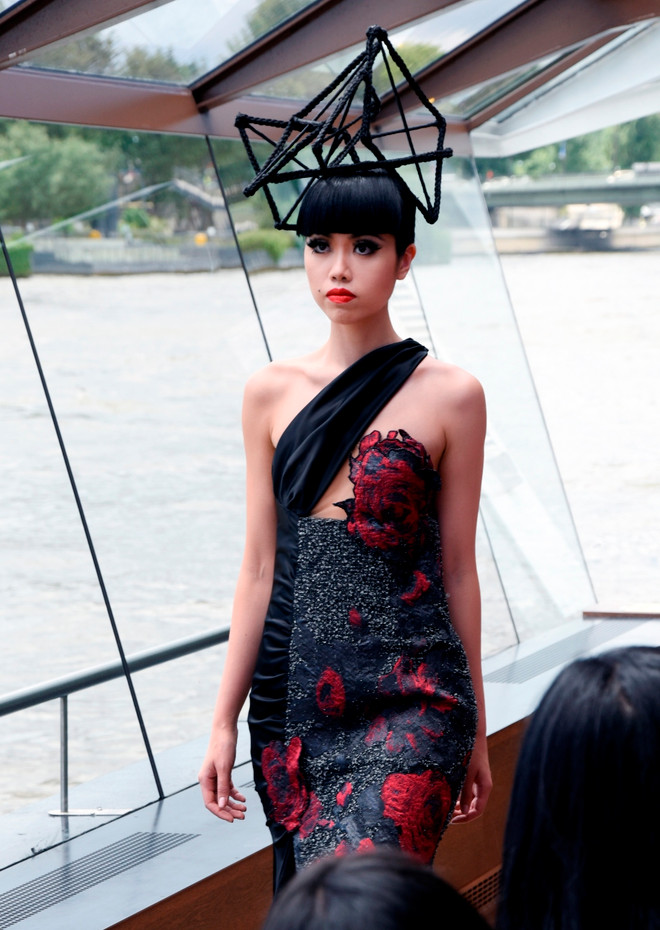 [Photo] Mãn nhãn với show diễn thời trang cao cấp trên sông Seine ảnh 5