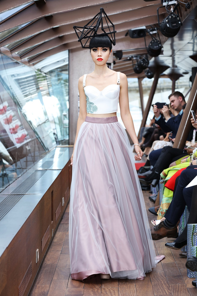 [Photo] Mãn nhãn với show diễn thời trang cao cấp trên sông Seine ảnh 10