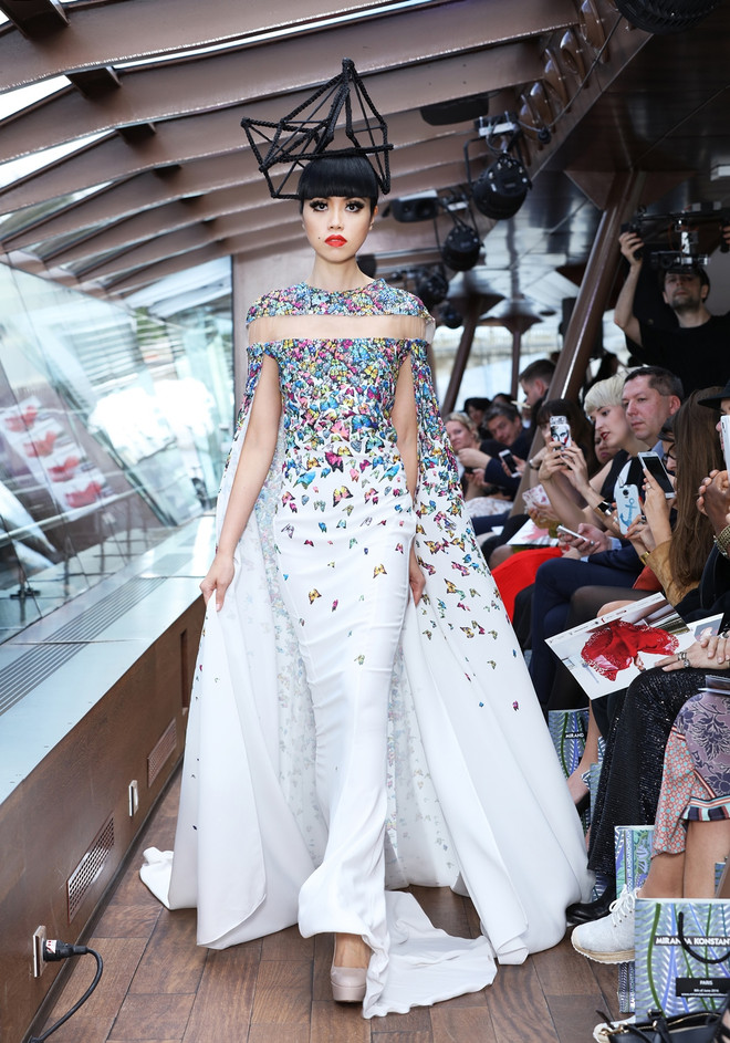 [Photo] Mãn nhãn với show diễn thời trang cao cấp trên sông Seine ảnh 3