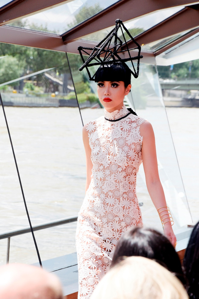 [Photo] Mãn nhãn với show diễn thời trang cao cấp trên sông Seine ảnh 17