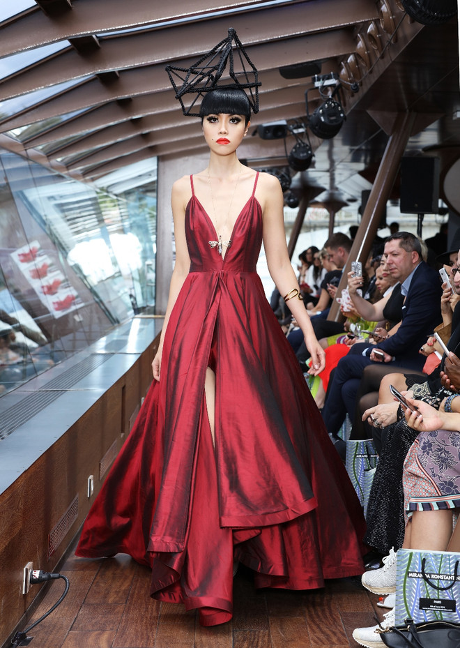 [Photo] Mãn nhãn với show diễn thời trang cao cấp trên sông Seine ảnh 15