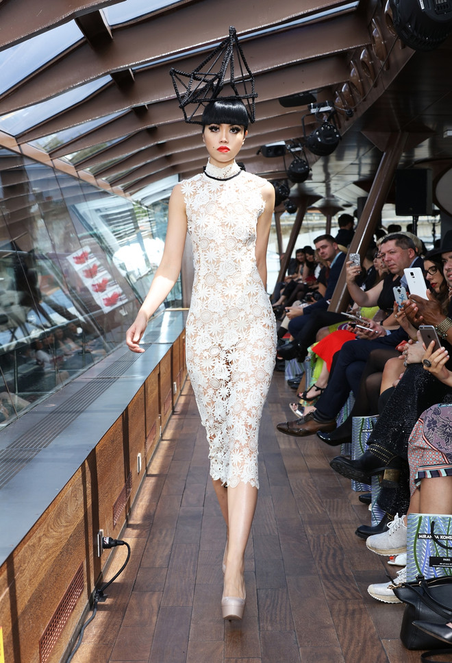 [Photo] Mãn nhãn với show diễn thời trang cao cấp trên sông Seine ảnh 14