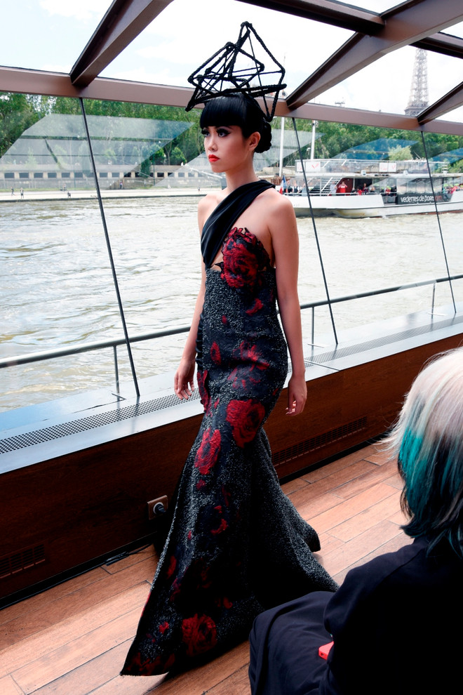 [Photo] Mãn nhãn với show diễn thời trang cao cấp trên sông Seine ảnh 12
