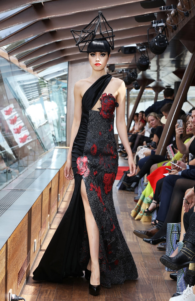 [Photo] Mãn nhãn với show diễn thời trang cao cấp trên sông Seine ảnh 11