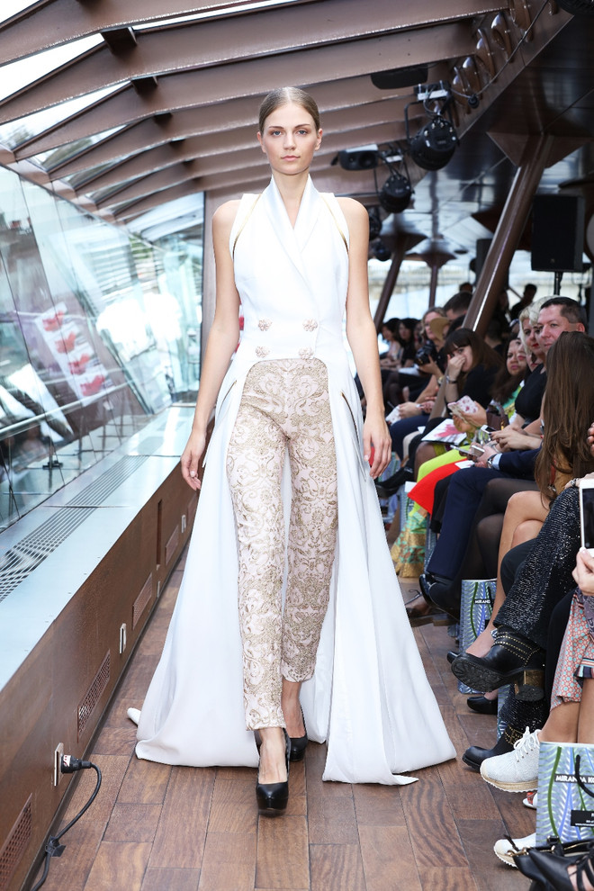 [Photo] Mãn nhãn với show diễn thời trang cao cấp trên sông Seine ảnh 21