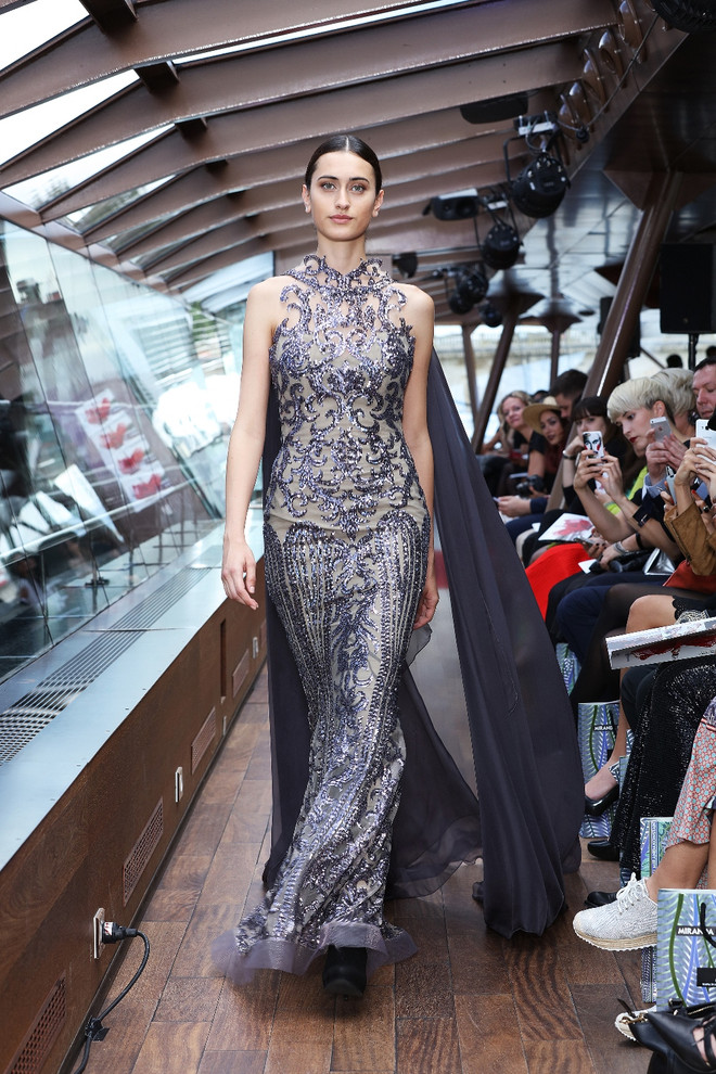 [Photo] Mãn nhãn với show diễn thời trang cao cấp trên sông Seine ảnh 22