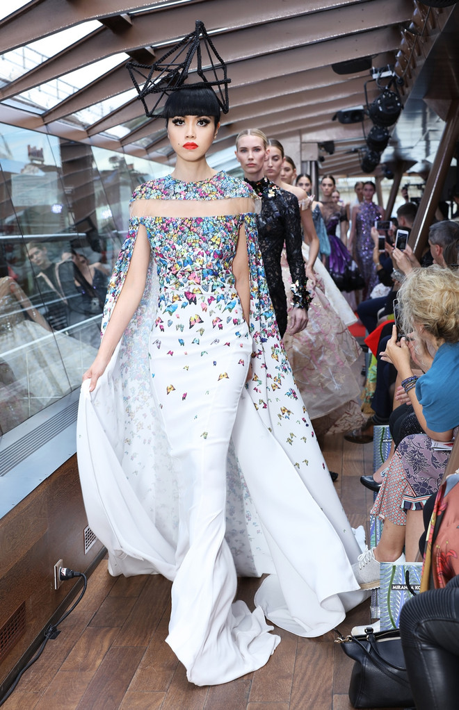 [Photo] Mãn nhãn với show diễn thời trang cao cấp trên sông Seine ảnh 53