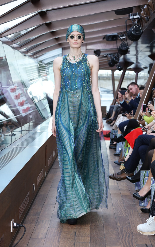 [Photo] Mãn nhãn với show diễn thời trang cao cấp trên sông Seine ảnh 24