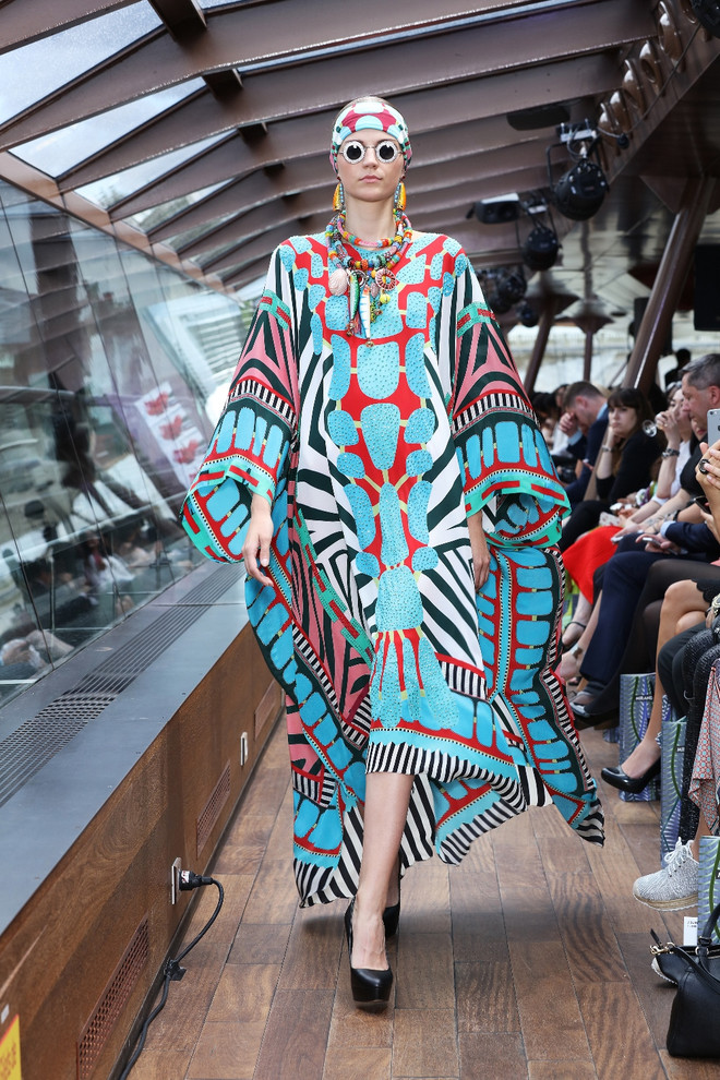 [Photo] Mãn nhãn với show diễn thời trang cao cấp trên sông Seine ảnh 29