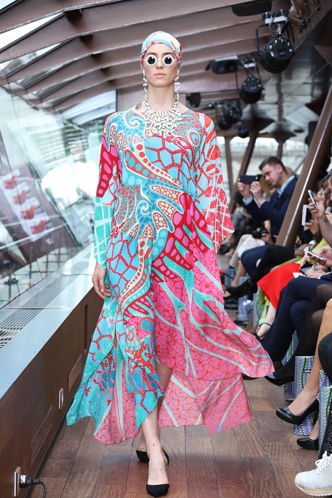 [Photo] Mãn nhãn với show diễn thời trang cao cấp trên sông Seine ảnh 25