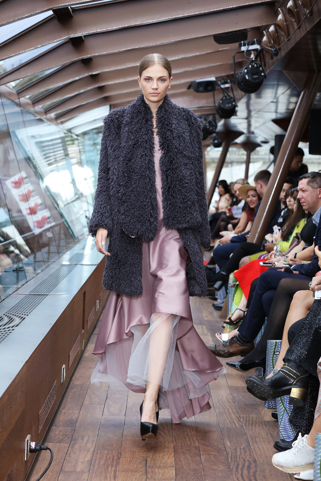 [Photo] Mãn nhãn với show diễn thời trang cao cấp trên sông Seine ảnh 35