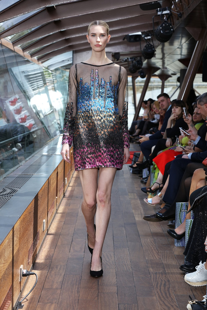 [Photo] Mãn nhãn với show diễn thời trang cao cấp trên sông Seine ảnh 41