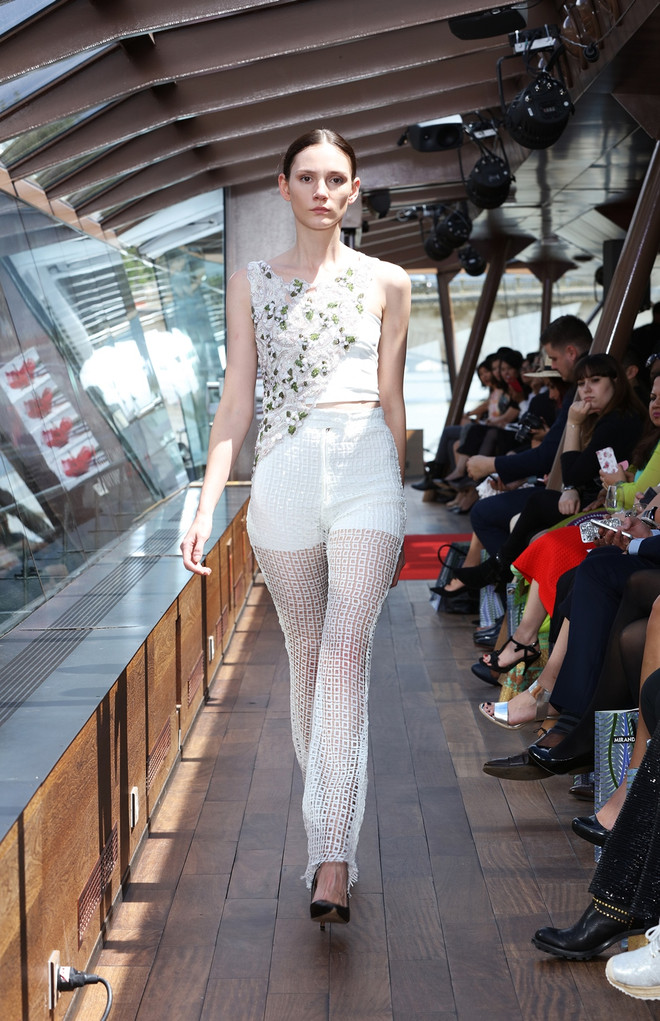 [Photo] Mãn nhãn với show diễn thời trang cao cấp trên sông Seine ảnh 43