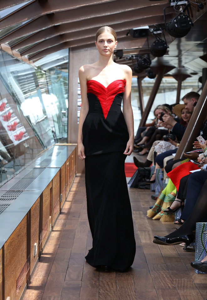 [Photo] Mãn nhãn với show diễn thời trang cao cấp trên sông Seine ảnh 38