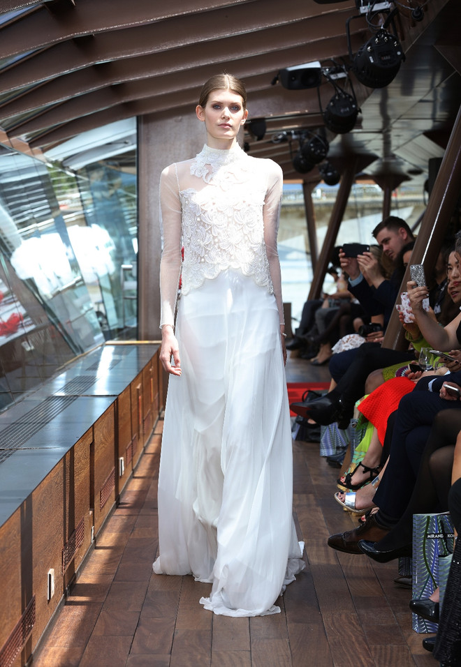 [Photo] Mãn nhãn với show diễn thời trang cao cấp trên sông Seine ảnh 46