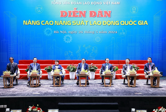 Thủ tướng Phạm Minh Chính và các đại biểu tham dự Diễn đàn nâng cao năng suất lao động quốc gia năm 2024. (Ảnh: Dương Giang/TTXVN) ttxvn_nang suat lao dong.jpg