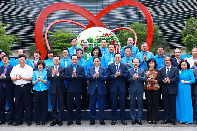 Thủ tướng Phạm Minh Chính với các đại biểu dự Hội nghị đánh giá việc thực hiện quy chế công tác giữa Chính phủ với Tổng Liên đoàn Lao động Việt Nam. (Ảnh: Dương Giang/TTXVN) ttxvn_Thu tuong pham minh chinh 3.jpg