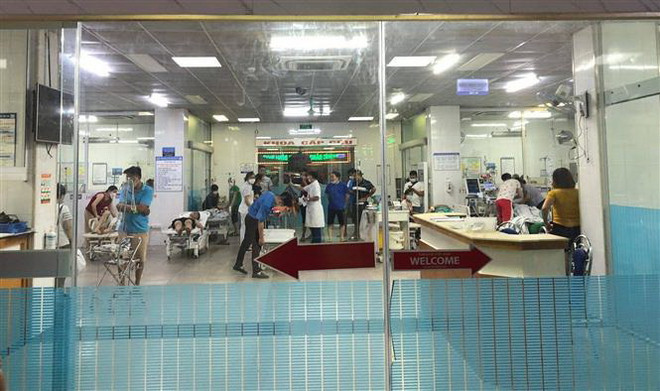 Các bác sỹ Bệnh viện đa khoa Phú Thọ khẩn trương cấp cứu nạn nhân trong vụ ngạt khí. (Ảnh: Trung Kiên/TTXVN) Phú Thọ: Ngạt khí tại Công ty Miwon Việt Nam khiến bốn người tử vong ảnh 1
