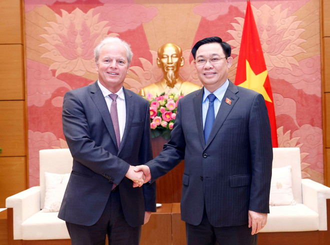Chủ tịch Quốc hội Vương Đình Huệ tiếp Tổng Giám đốc Điều hành Ngân hàng Thế giới Axel van Trotsenburg. (Ảnh: Doãn Tấn/TTXVN) 'Ngân hàng Thế giới luôn là đối tác quan trọng, tin cậy của Việt Nam' ảnh 1