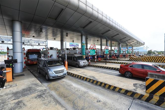 Thực hiện thu phí tự động không dừng tại tuyến đường cao tốc Hà Nội-Hải Phòng. (Nguồn: TTXVN) Dán thẻ định danh có thể là thủ tục bắt buộc khi đăng kiểm xe ôtô ảnh 1