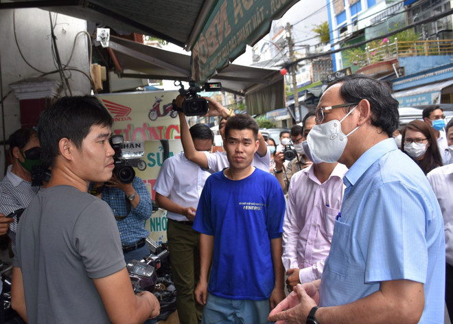 Bí thư Thành ủy Thành phố Hồ Chí Minh Nguyễn Văn Nên kiểm tra điểm tiên vaccine tại khu phố 2, phường An Lạc A, quận Bình Tân. (Ảnh: Đinh Hằng/TTXVN) TP Hồ Chí Minh: Ngăn ngừa sốt xuất huyết, không để 'dịch chồng dịch' ảnh 1