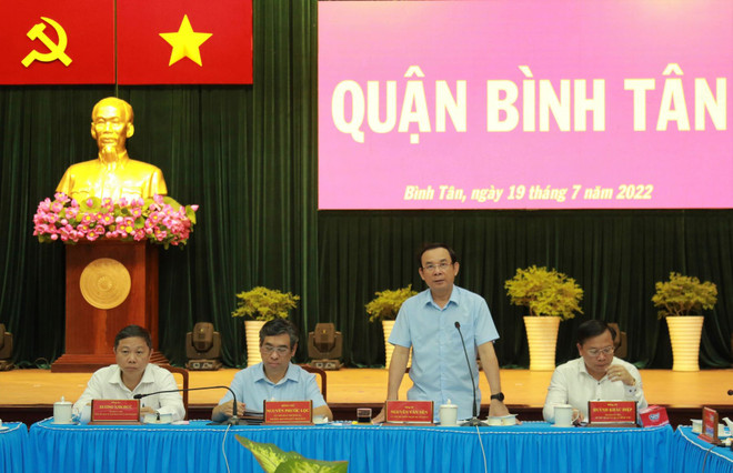 Bí thư Thành ủy Thành phố Hồ Chí Minh Nguyễn Văn Nên phát biểu chỉ đạo trong buổi làm việc với lãnh đạo, các cơ quan của quận Bình Tân. (Ảnh: Đinh Hằng/TTXVN) TP Hồ Chí Minh: Ngăn ngừa sốt xuất huyết, không để 'dịch chồng dịch' ảnh 2