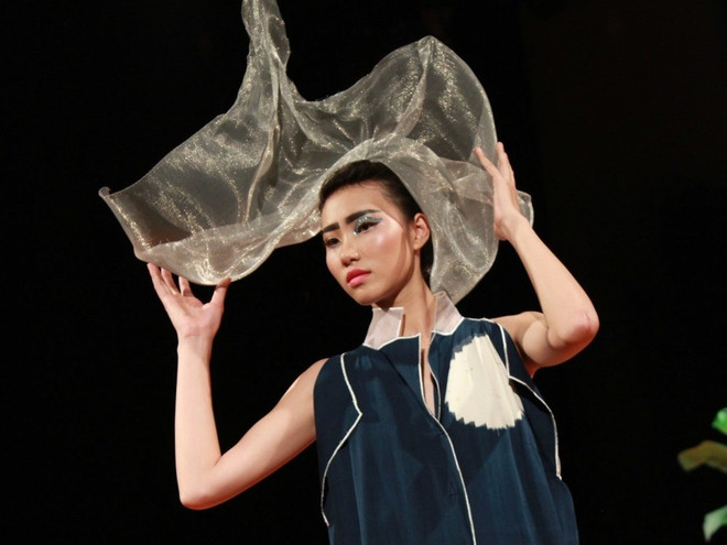 [Video] "Đã mắt" đêm diễn Haute Couture ở Tuần lễ Thời trang Việt Nam ảnh 1