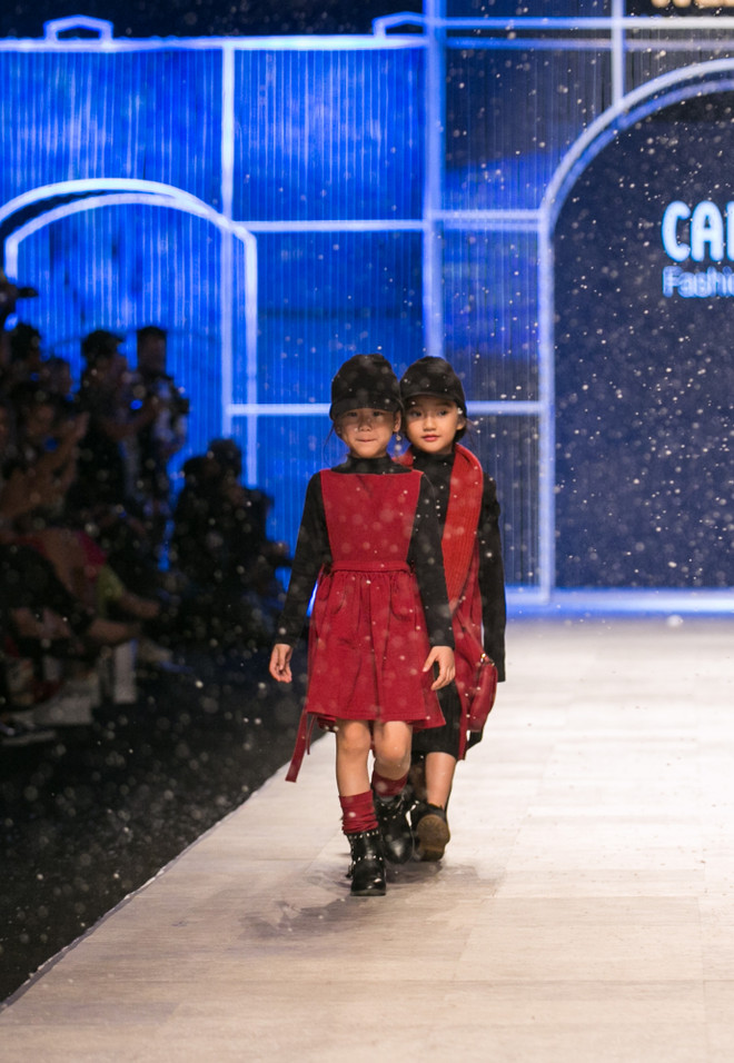 Dàn mẫu nhí “đội” cả mùa Đông tuyết trắng lên sàn diễn thời trang ảnh 4