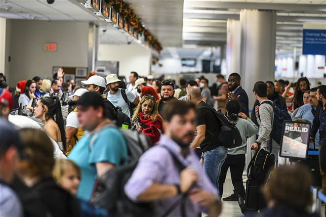 Mỹ: Bão tuyết khiến gần 2.000 chuyến bay bị hủy, 4.000 chuyến trễ giờ ảnh 1