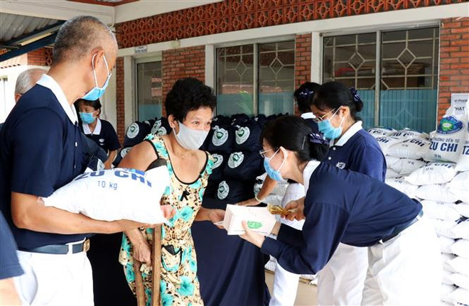 Trao quà cho các hội viên Hội Bảo trợ người khuyết tật và trẻ mồ côi Thành phố Hồ Chí Minh. (Ảnh minh họa: Xuân Khu/TTXVN) Các tổ chức phi chính phủ nước ngoài hỗ trợ tích cực cho Việt Nam ảnh 1
