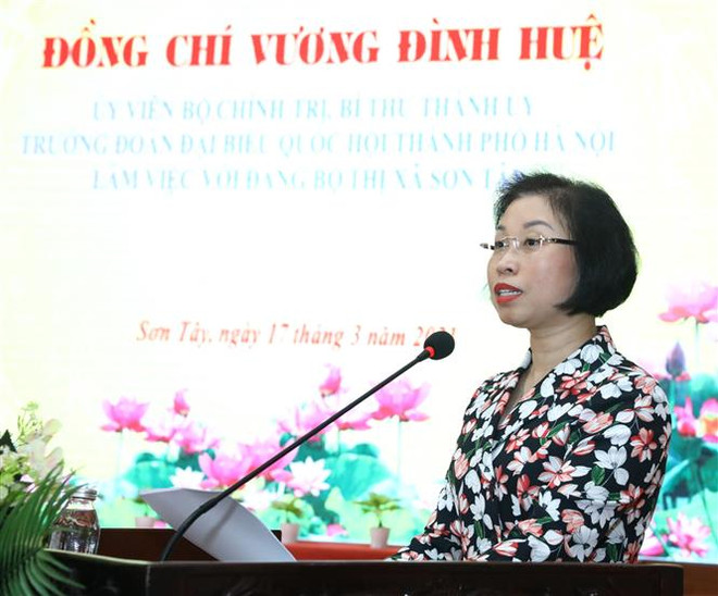 Bí thư Thị ủy Sơn Tây (Hà Nội) Phạm Thị Thanh Mai báo cáo tại buổi làm việc. (Ảnh: Văn Điệp/TTXVN) Đề xuất nghiên cứu thành lập thành phố Sơn Tây trực thuộc Hà Nội ảnh 2