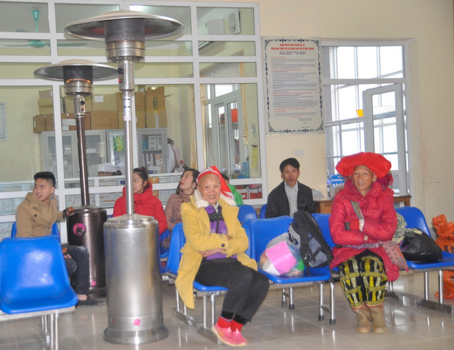 Người dân Sa Pa gồng mình chống chọi với cái rét "cắt da cắt thịt" ảnh 2