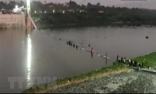 Vụ sập cầu ở Ấn Độ: Bang Gujarat đình chỉ một quan chức địa phương ảnh 1