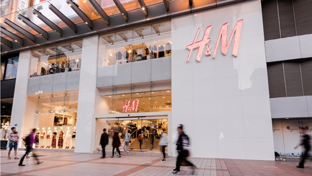Một cửa hàng H&M (Nguồn: Shutterstock) Thương hiệu H&M cắt giảm 1.500 việc làm để tiết kiệm chi phí ảnh 1