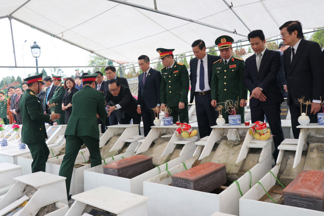 Nguyên Chủ tịch nước Trương Tấn Sang và lãnh đạo tỉnh Hà Giang cùng các đại biểu dự lễ an táng hài cốt liệt sỹ tại Nghĩa trang Liệt sỹ Quốc gia Vị Xuyên. (Ảnh: Minh Tâm/TTXVN) Truy điệu, an táng 8 hài cốt liệt sỹ tại Nghĩa trang Liệt sỹ Vị Xuyên ảnh 1