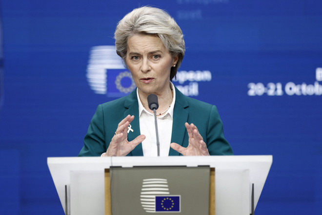 Chủ tịch Ủy ban châu Âu (EC) Ursula von der Leyen phát biểu tại Brussels, Bỉ. (Ảnh: AFP/TTXVN) Liên minh châu Âu hỗ trợ hoạt động cung cấp năng lượng tại Ukraine ảnh 1