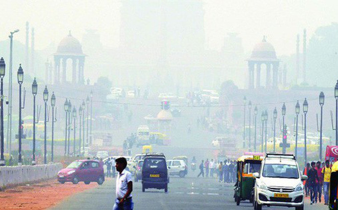 Khói mù dày đặc đã bao trùm thủ đô New Delhi của Ấn Độ.(Nguồn Reuters.) Ấn Độ: Khói mù bao trùm thủ đô New Delhi do ô nhiễm ảnh 1